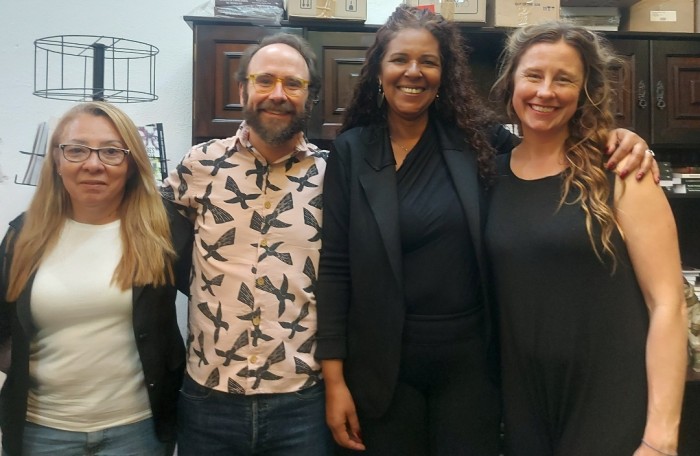 LANÇAMENTO DUPLO DE GRAHAM DENYER WILLIS EMOCIONA PÚBLICO NA LIVRARIA DA ALAMEDA