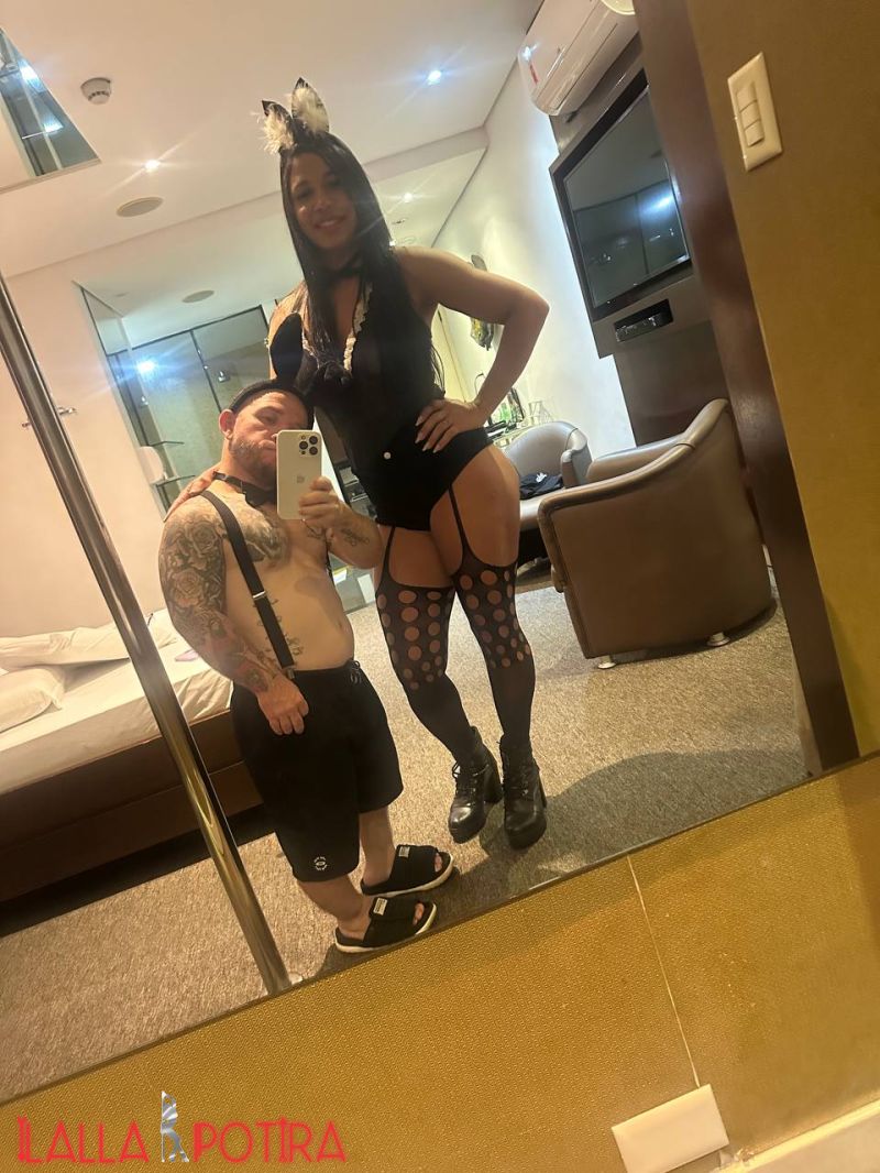 Especial de Páscoa. Ganhei um MINI COELHO, mas que me comeu com tanta vontade, e me trouxe uma cenoura gostosa.