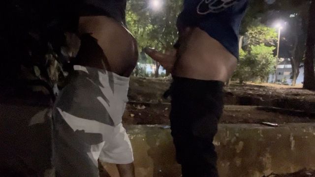 Fudendo gostoso na praça em meio ao movimento ao redor