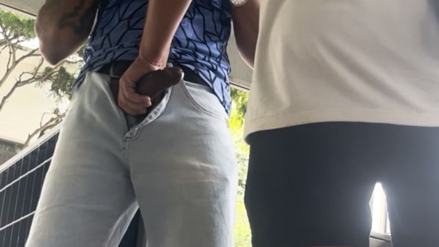 Exibindo minha rola na catraca da estação