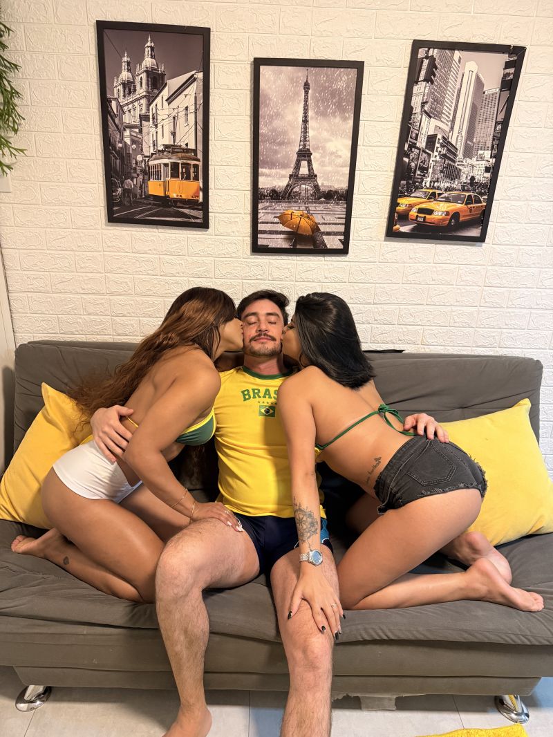 332 - Bate bola com a Tiazinha no sofá.