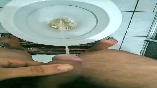 Cigarro , ? pezão ? , mijão ?  e falando muita putar...