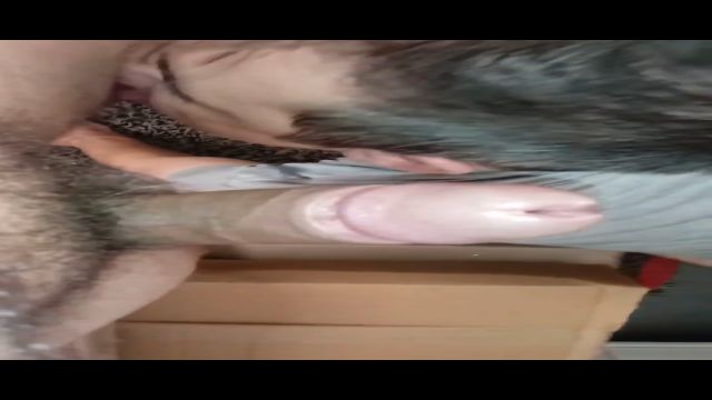 Mamando o macho coroa tesudo leiteiro.