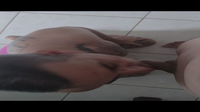 Iniciando o macho hétero na mamada.