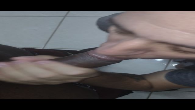 Macho negão entregador do yfood me pediu água, e eu ...
