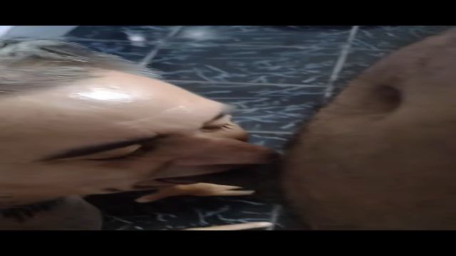 Chupando a vara do meu macho mecânico baixinho tesud...