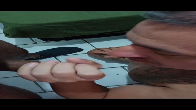 O mestre de obras não resistiu, de ver os machos ent...