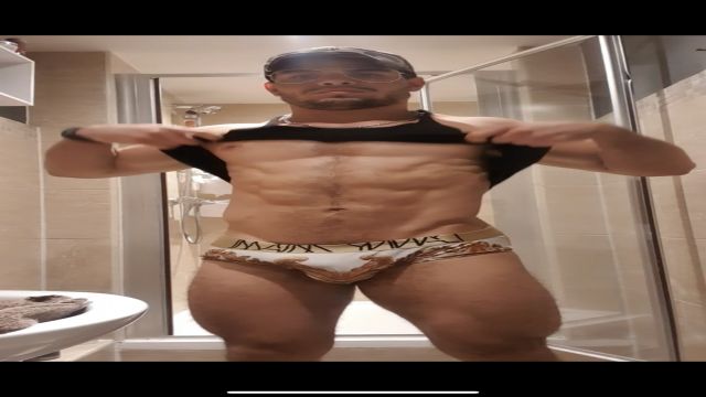 Punheta no banheiro muito leite