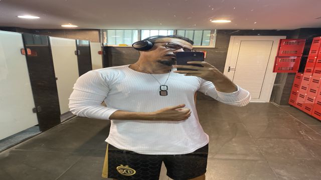 Mijada no banheiro da academia