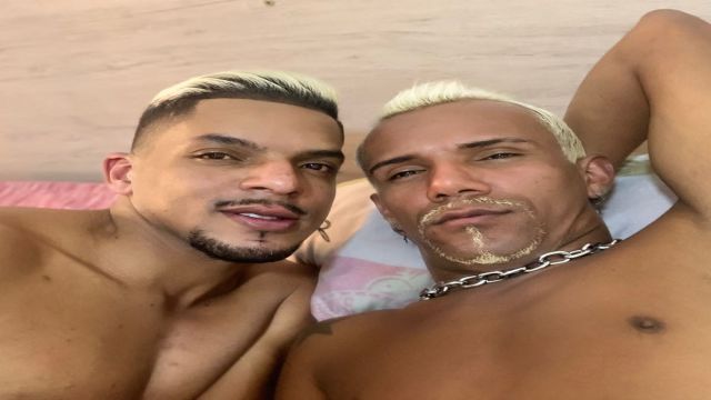 Dotado fode meu cú sem camisinha e joga todo seu lei...