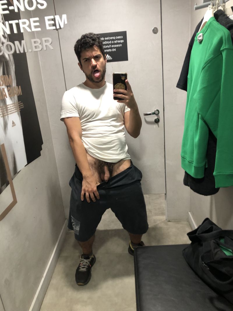 se voce me encontra no provador, o que voce faz?