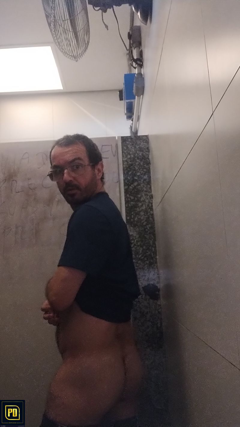 No banheiro da Rodoviária.