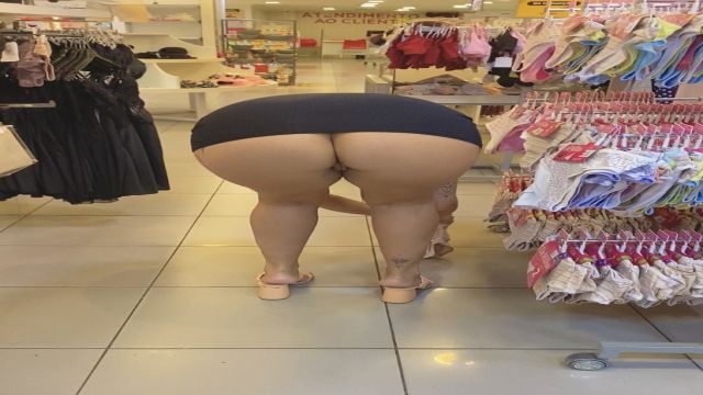 De vestido curto no shopping