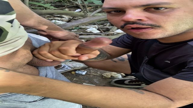 O casado me chamou pra mamar ele na mata.