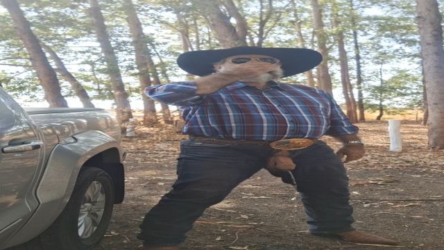 COWBOY CAVALAO A CAMINHO DO CAMPO PARA PRA DAR UM MI...