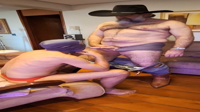 COWBOY CAVALAO  SENDO MAMADO