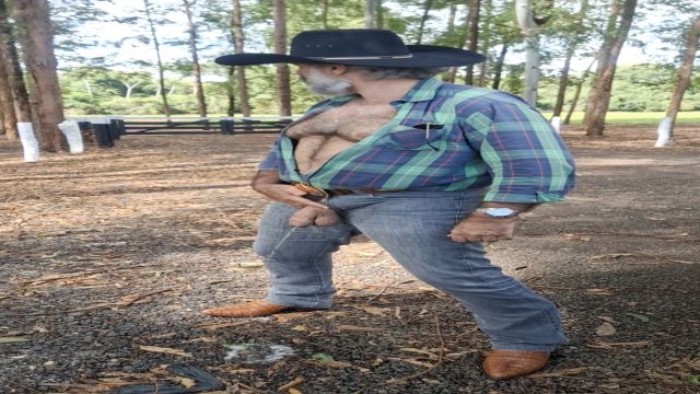 COWBOY CAVALAO  NA ESTRADA INDO PARA CAMPO