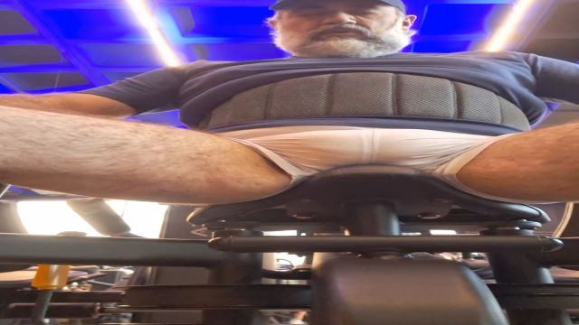 MALHANDO COM MALÃO CHEIO E APERTADO ENTRE AS PERNAS ...