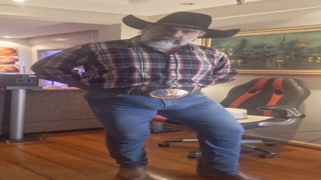 COWBOY CAVALÃO ESTA DE MALÃO CHEIO PRONTO PARA PEGAR...