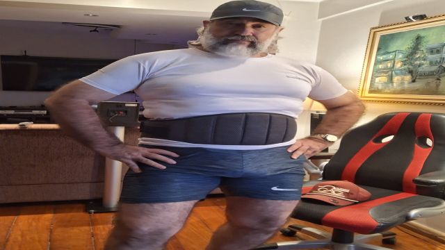 MALHANDO O CORPÃO PELUDO VEM MALHAR O MEU PICÃO 