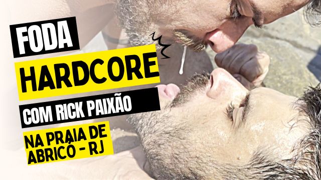 Pissing, spitting, spanking e fisting na praia. 