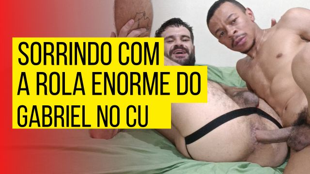 Jogador de futebol tomando rola sorrindo