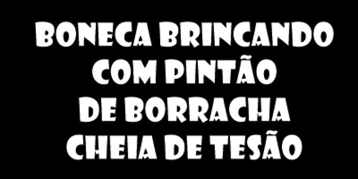 boneca brincando com pintão de borracha ch...