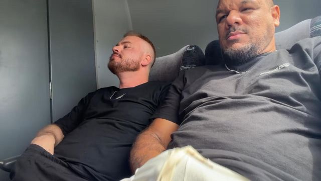 Viajar do lado do Max no ônibus sempre dá nisso