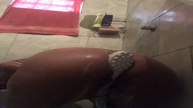 Banho gostoso rossei gostoso a escovar na buceta que...