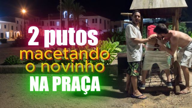 Dois Putos Macetando o Novinho na Praça