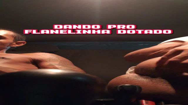 Dei pra mais um flanelinha dotado.