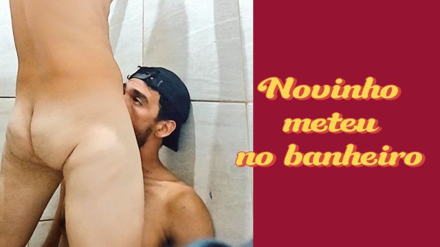 Meu amigo me fodeu no banheiro 