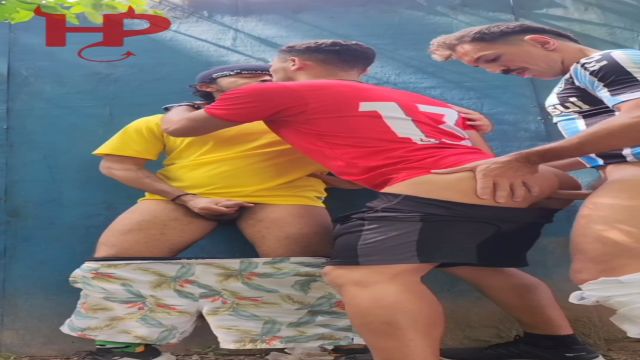 Video 74 - Depois do futebol 2 amigos me levaram pra...