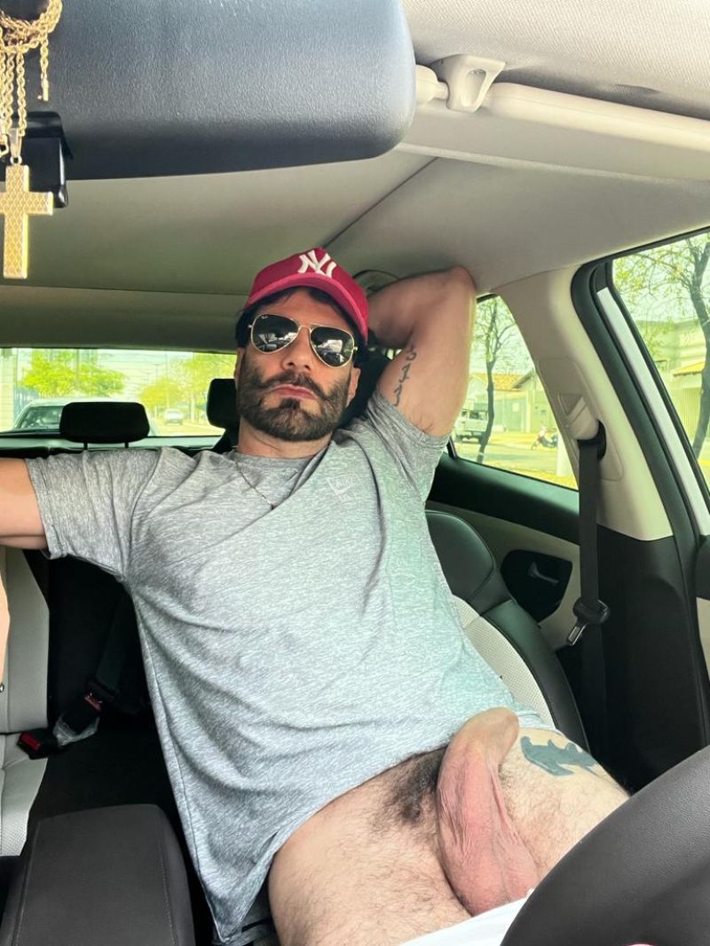 Estacionei o carro numa rua movimentada e tirei essas fotos, e ainda saí do carro pra uma foto na calçada! Vc teria coragem?