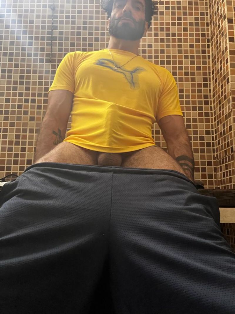 As fotos que faço no vestiário me dão um tesão do caralho, acho q pelo risco de aparecer alguem e cair d boca na minha rola!