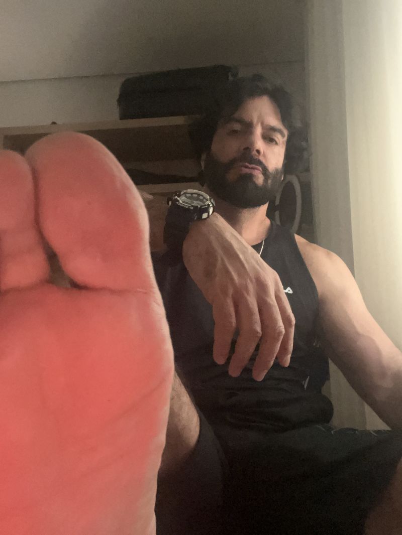 Chegando da academia…. Me lambe inteirinho?