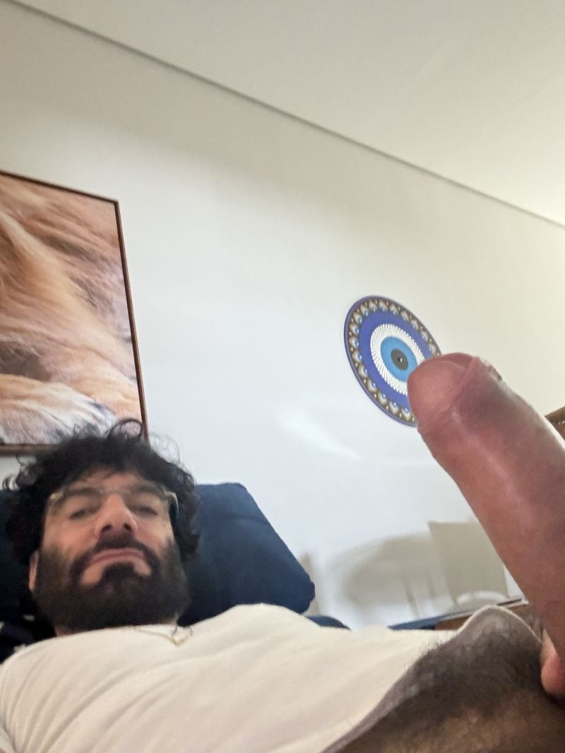 Quer dar uma cheirada e uma chupada na minha pica?