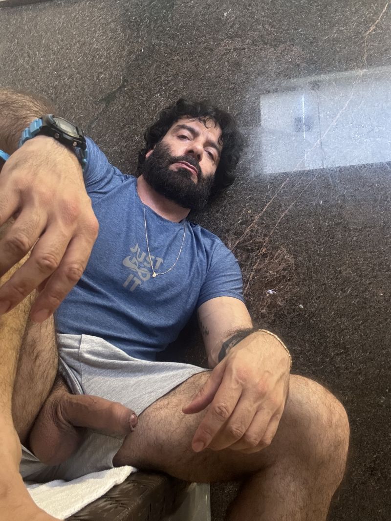 Depois da punheta gostosa, um banho de piscina pra refrescar!