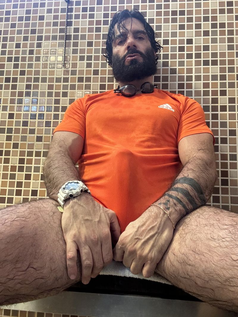 Quem vê ele assim, todo arrumadinho, nem imagina as artes q faz no vestiário da academia! Vai lá nos vídeos ver só!