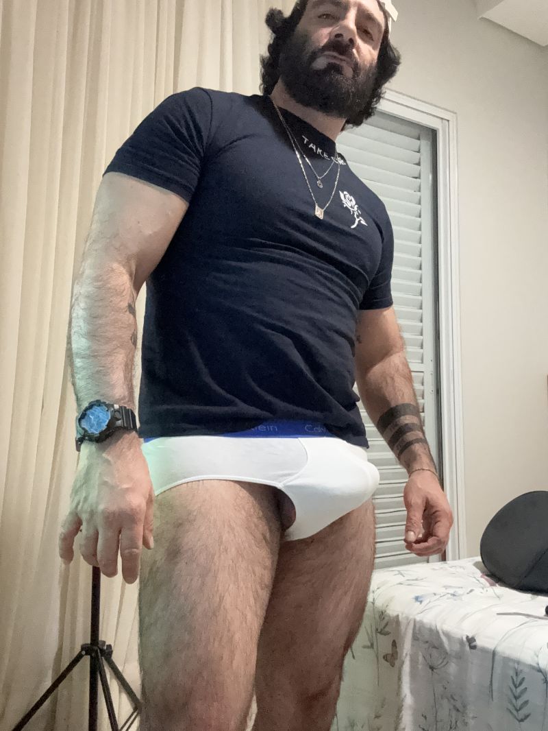 Cueca branca sao as melhores ne! Sera? Pq eu prefiro a azul veinha com furos!