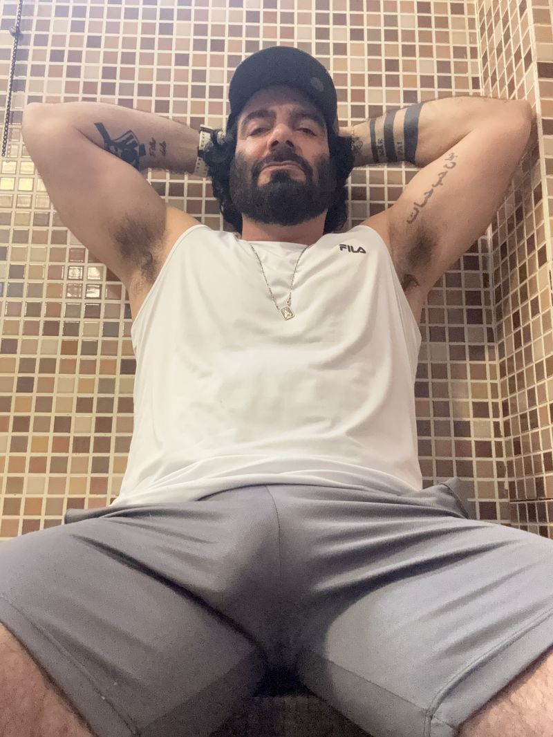 Ajoelha e toma seu tetê?