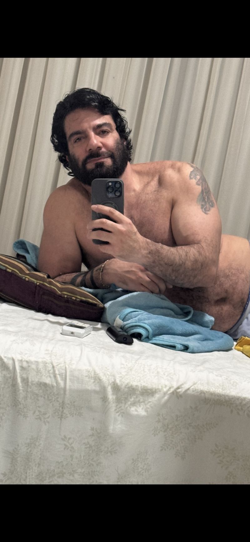 Hoje vou passar o dia na cama vendo Round 6! Quer me fazer cia?