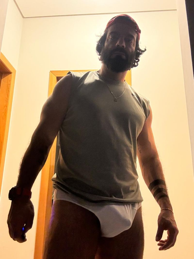 Sentado assim no banquinho… era so alguem de joelhinho… ate rimou!