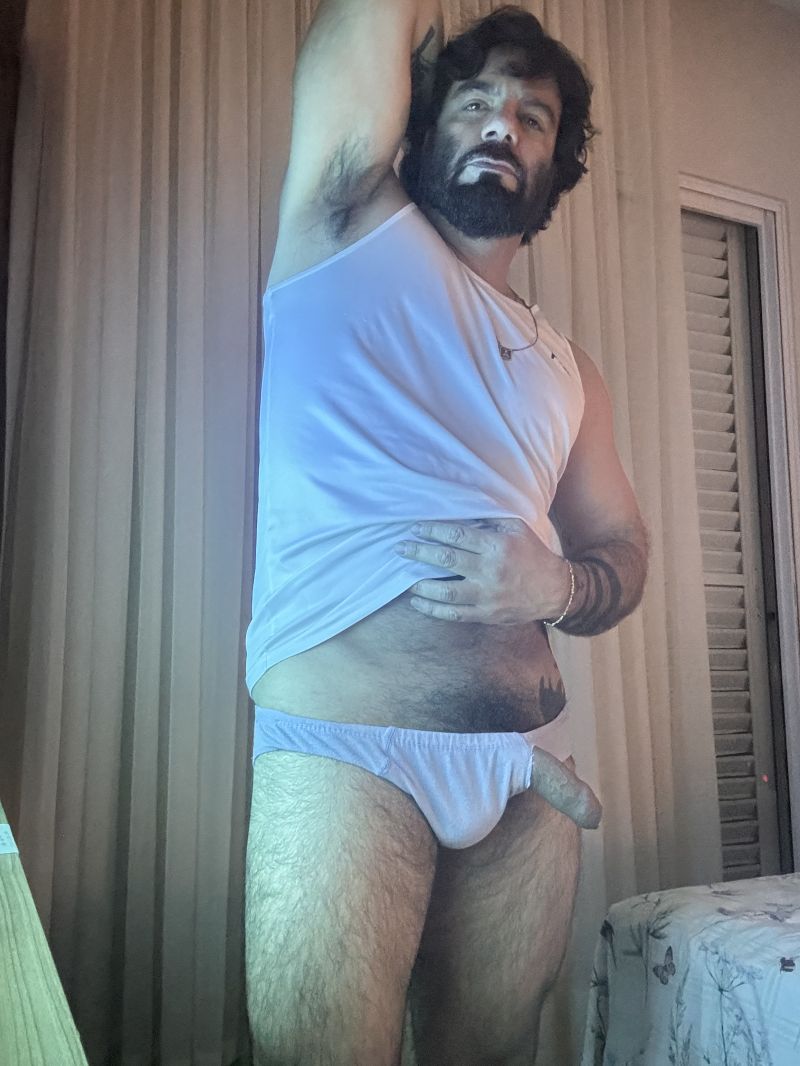 Que tal uma fungada aqui…. No pescoço nao, nos meus pentelhos mesmo!