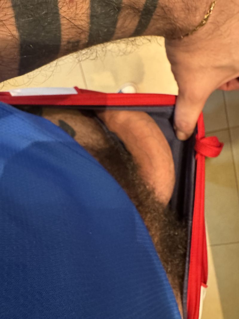 Da uma fungada aqui pra saber se eu preciso trocar a cueca depois do treino?