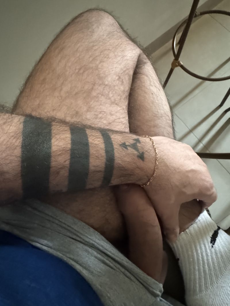 Da um bjo d bom dia e senta aqui na minha coxa pra tomar uma vitamina reforçada prá pegar no ferro daqui a pouco?