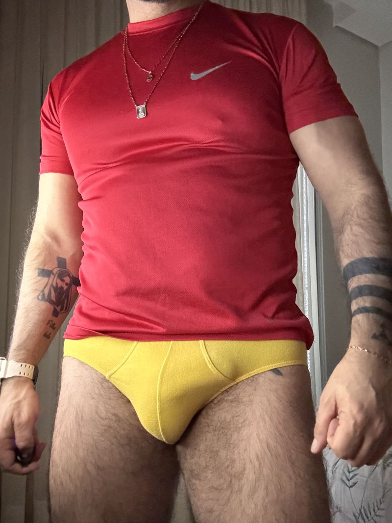 Bora comecar o dia com cuequinha amarela?