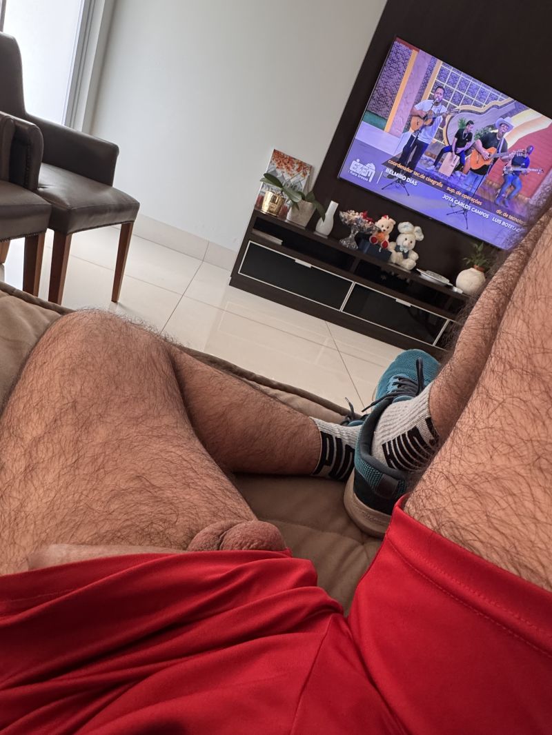 Gosta de coxa peluda? Entao senta nela e vamo assistir algo!