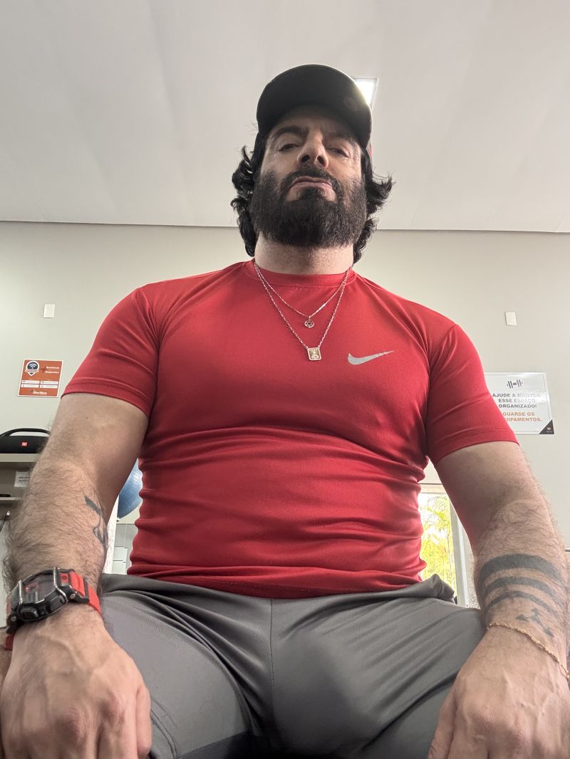 Treinei pesado! Aqui no vestiario, escondido, ajoelharia?