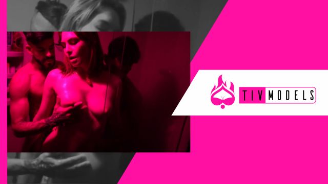 Banho gostoso a três! 